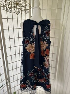 Beige by ECI Embroidered Mesh Overlay Dress | XL | Navy Floral